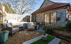 Countryside Barn With Hot Tub In New Forest